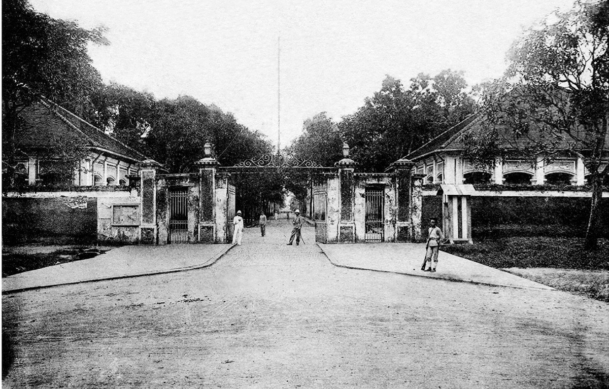 Cổng xưởng đóng tàu Ba Son.