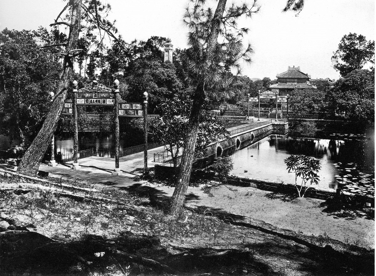 Năm 1885, nhiếp ảnh gia Pháp Pierre Dieulefils đến Việt Nam, chụp rất nhiều ảnh phong cảnh, văn hóa, con người Việt. Trong ảnh là điện thờ ở lăng Minh Mạng, Huế.