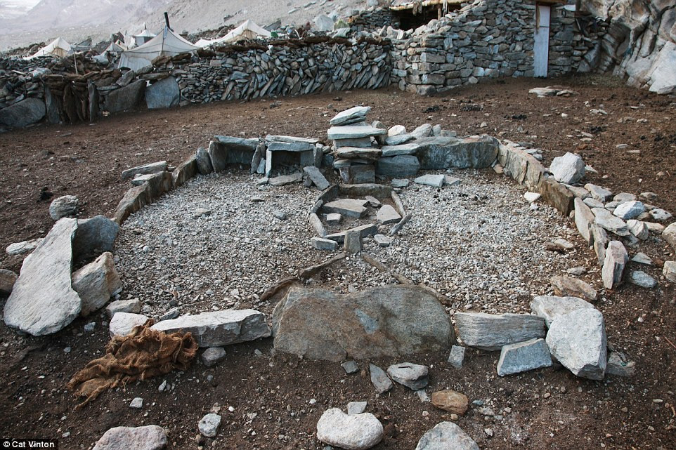 Khi gia đình ông Gaysto lên đường tới khu vực chăn thả cho mùa mới, họ để lại phía sau nền móng của khu ở tạm. Năm sau, gia đình họ sẽ trở lại nơi này.