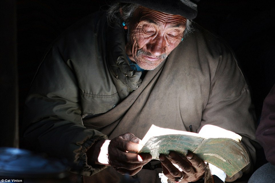 Họ theo đạo Phật và thường cầu nguyện vào sáng sớm.