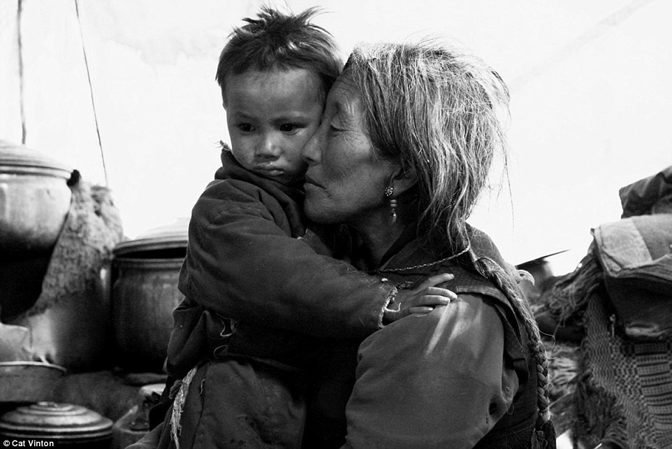 Bà Yangyen và Karma chia sẻ khoảnh khắc dịu dàng trong ngôi nhà. Không có khoa học công nghệ, người Chang Tang-Pa sống đơn giản, phụ thuộc vào môi trường xung quanh.