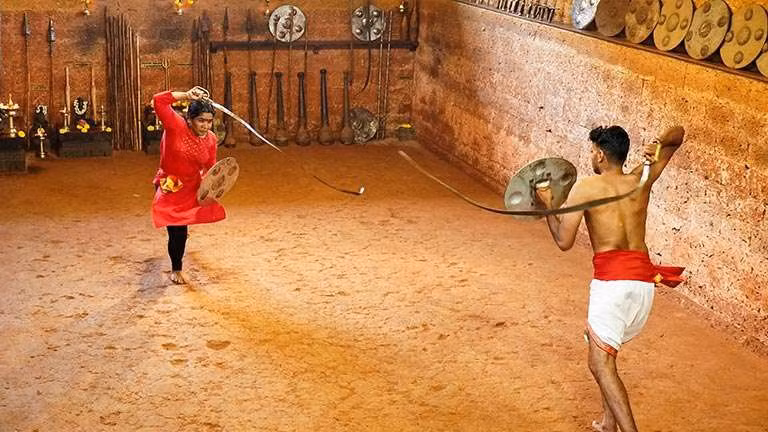 Điều đó khiến kiếm Urumi rất khó sử dụng và nguy hiểm, nhưng cũng là một trong những lợi thế của loại vũ khí này. Lưỡi kiếm sẽ tạo thành một vòm bảo vệ quanh người sử dụng, khiến đối thủ khó lòng tiếp cận, đặc biệt hiệu quả khi phải đối đầu với nhiều người cùng lúc. Ảnh: Kerala Tourism.