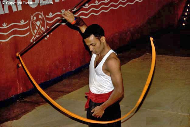 Tuy nhiên, để sử dụng loại kiếm này đúng cách và an toàn, các võ sĩ cần nhiều năm luyện tập. Ban đầu, họ sẽ tập bằng dây vải, và chỉ dùng kiếm thật khi đã nắm vững đòn thế. Do đó, loại vũ khí này chỉ được dạy vào cuối lộ trình luyện tập. Ảnh: Picturesofindia.