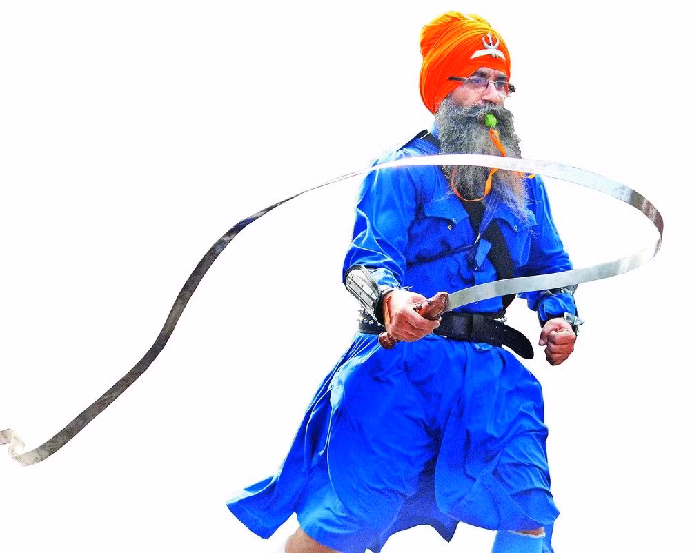 Giống như mọi loại kiếm khác, Urumi có nhiều hình thái, độ dài và số lượng lưỡi kiếm khác nhau, nhưng đều đi theo một công thức cơ bản: chuôi gươm nối với lưỡi kiếm mềm dẻo. Lưỡi kiếm thường có độ dài khoảng 1,2-1,8 m, đôi khi dài hơn, và rộng khoảng 2,5 cm. Điều kiến vũ khí này đặc biệt là lưỡi kiếm thép được làm mỏng đến mức có thể vung như roi. Ảnh: Rediscovery Project.