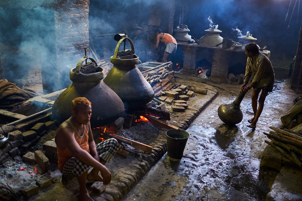 br/> Mất khoảng 5-6 giờ để làm ra tinh dầu hoa hồng. Ram Singh (50 tuổi), người từng có 10 năm học việc với một chuyên gia về tinh dầu, cho biết: "Tôi đã làm công việc này từ khi còn là một cậu bé". Suốt quá trình đun nước hoa hồng, Ram Singh luôn dùng tay kiểm tra nhiệt độ và lắng nghe tiếng rít của hơi nước để biết có nên cho thêm củi hay không.