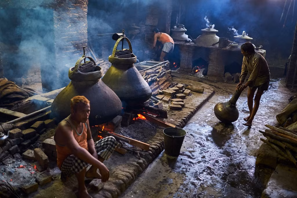 br/> Mất khoảng 5-6 giờ để làm ra tinh dầu hoa hồng. Ram Singh (50 tuổi), người từng có 10 năm học việc với một chuyên gia về tinh dầu, cho biết: "Tôi đã làm công việc này từ khi còn là một cậu bé". Suốt quá trình đun nước hoa hồng, Ram Singh luôn dùng tay kiểm tra nhiệt độ và lắng nghe tiếng rít của hơi nước để biết có nên cho thêm củi hay không.