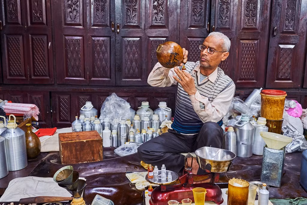 br/> Sau khi hoàn thành, tinh dầu hoa hồng được ủ vài tháng trong chai da lạc đà để giữ ẩm. Mặc dù có quy trình sản xuất cũ kỹ, tinh dầu hoa hồng được ví như vàng lỏng. Một kilogram có thể được bán với giá tới 3.000 USD.