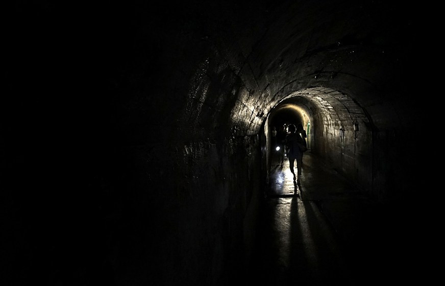 Từ cuối năm 1944, toàn bộ hoạt động của trung tâm phải chuyển xuống hầm ngầm do tần suất hoạt động của máy bay ném bom B-29 thuộc Không quân Mỹ ngày càng nhiều hơn. Những ngày cuối cùng của cuộc chiến, không khí trong căn phòng trở nên ngột ngạt với những thất bại liên tiếp trên chiến trường, đặc biệt là sau khi Nhật thất thủ ở Okinawa.