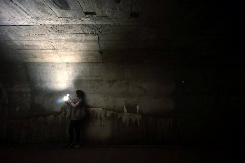 Ông Akuzawa cho biết thêm, trong hầm có 1 phòng đặc biệt dành riêng cho Đô đốc Soemu Toyota, Tổng Tư lệnh Hạm đội Liên hợp Hải quân Đế quốc Nhật. Hàng ngày, vị chỉ huy phải di chuyển qua 126 bậc thang nối giữa 2 phòng chỉ huy trên và dưới mặt đất.