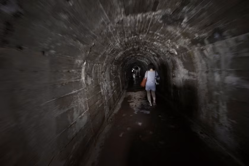 Bộ Tư lệnh Hạm đội Liên hợp Nhật Bản chỉ huy các chiến dịch lớn như Vịnh Leyte, Iwo Jima và Okinawa từ căn hầm này. Những người lãnh đạo đã bật khóc khi nghe tiếng kêu cứu qua radio vào thời điểm thiết giáp hạm Yamato phát nổ. Takeshi Akuzawa, trợ lý hiệu trưởng cho hay, căn hầm là minh chứng về những năm tháng đau thương của người Nhật.