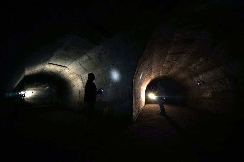 Hầm chỉ huy Hải quân đế quốc Nhật được xây dựng bằng bê tông cốt thép nằm sâu 30 m dưới mặt đất và có tổng chiều dài khoảng 1,6 km. Bên trong hầm có phòng thông tin, nơi làm việc của các chỉ huy, cùng các phòng ăn, kho lưu trữ thực phẩm.