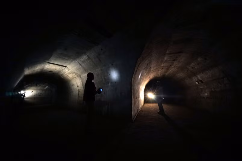 Hầm chỉ huy Hải quân đế quốc Nhật được xây dựng bằng bê tông cốt thép nằm sâu 30 m dưới mặt đất và có tổng chiều dài khoảng 1,6 km. Bên trong hầm có phòng thông tin, nơi làm việc của các chỉ huy, cùng các phòng ăn, kho lưu trữ thực phẩm.