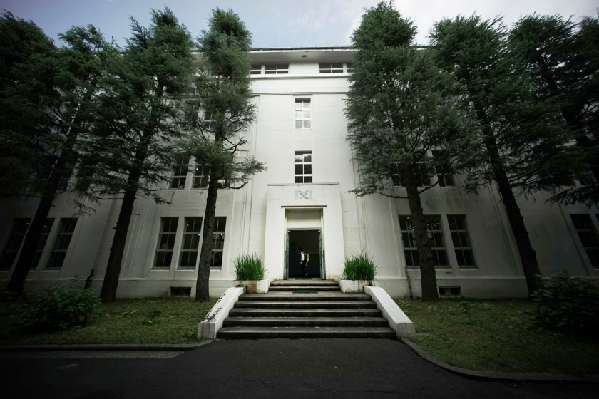 Trường Trung học Keio tọa lạc trên ngọn đồi ở Yokohama, phía nam Tokyo, với khung cảnh đầy thơ mộng. Tuy nhiên, ngôi trường còn chứa đựng bí mật về những năm tháng khốc liệt trong Chiến tranh thế giới thứ 2. Theo AP, trung tâm chỉ huy của Hải quân Đế quốc Nhật Bản nằm ẩn sâu dưới lòng đất ở nơi đây.