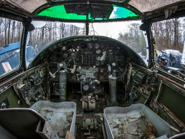 Khoang lái hoen rỉ của một chiếc máy bay. Lớp kính bao bọc buồng lái vỡ khiến nước mưa tràn vào và phá hủy những thiết bị bên trong khoang điều khiển.