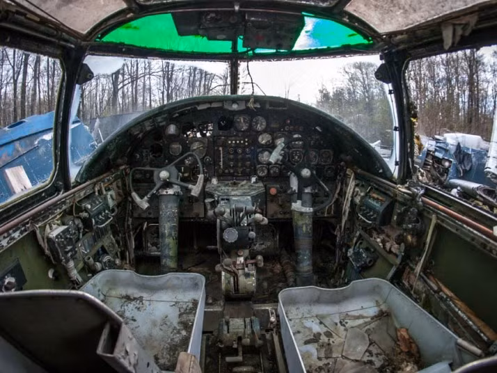 Khoang lái hoen rỉ của một chiếc máy bay. Lớp kính bao bọc buồng lái vỡ khiến nước mưa tràn vào và phá hủy những thiết bị bên trong khoang điều khiển.