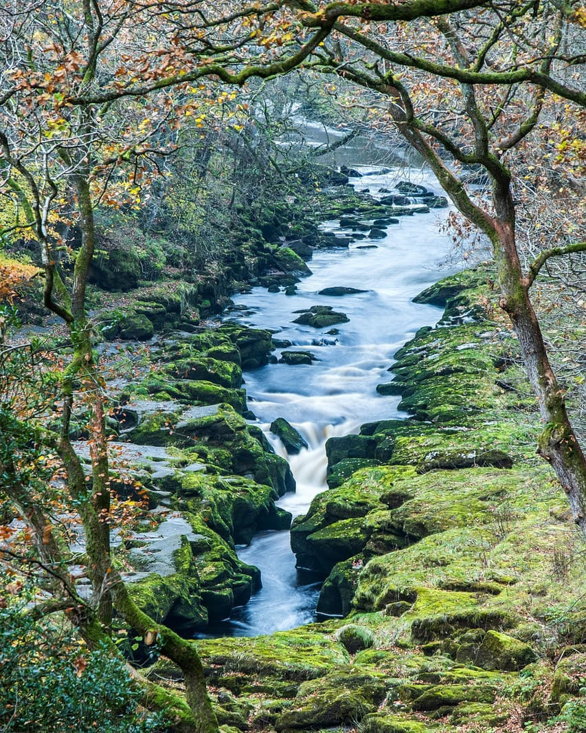 Nhiều du khách đến đây bị đánh lừa bởi vẻ đẹp hiền hòa với hai bờ gần nhau khiến một số người nghĩ họ có thể nhảy hoặc đơn giản sải chân là qua.