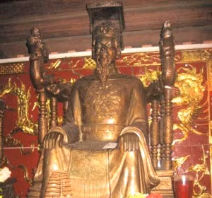 br/> Trần Thái Tông (1218-1277) là vị vua đầu tiên của nhà Trần. Ông và Trần Thủ Độ có mối quan hệ chú cháu họ. Trần Thừa - cha Trần Thái Tông - vốn là anh họ Trần Thủ Độ.