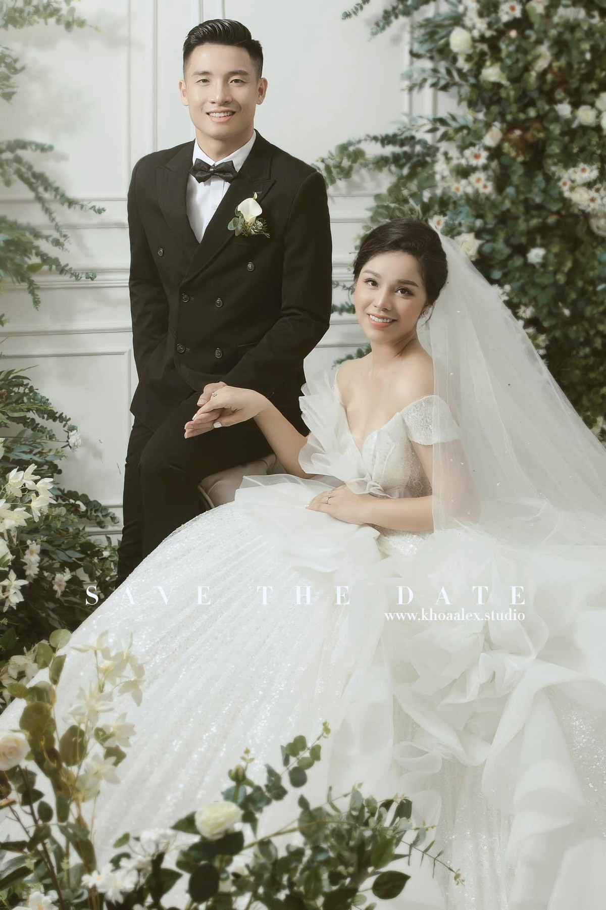 Kế hoạch tổ chức đám cưới của trung vệ Bùi Tiến Dũng từng phải lùi lại một lần trong năm 2020. Sau khi cùng CLB Viettel nâng cúp vô địch V.League 2020 trên sân Thống Nhất (TP.HCM) tối 8/11, Bùi Tiến Dũng đã cầu hôn bạn gái trước sự cổ vũ cuồng nhiệt của đồng đội. Khi đó, Khánh Linh không tiết lộ về kế hoạch tổ chức đám cưới vì muốn “giữ bí mật cho mọi người ngạc nhiên”.