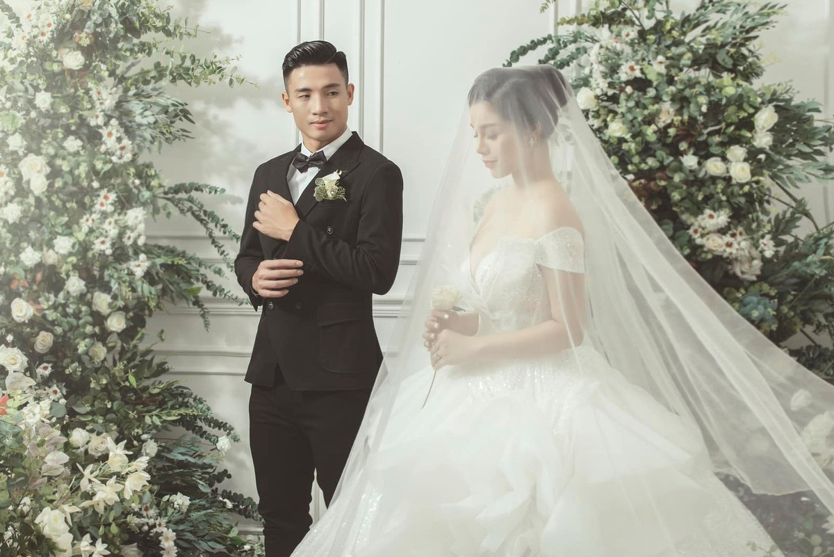 Trong thời gian sắp tới, Bùi Tiến Dũng và Khánh Linh sẽ thành lập một quỹ từ thiện để đóng góp cho xã hội thường xuyên hơn. Trong đợt lũ lụt ở miền Trung, nửa kia của trung vệ tuyển Việt Nam cũng đến Hà Tĩnh để hỗ trợ người dân khắc phục hậu quả.