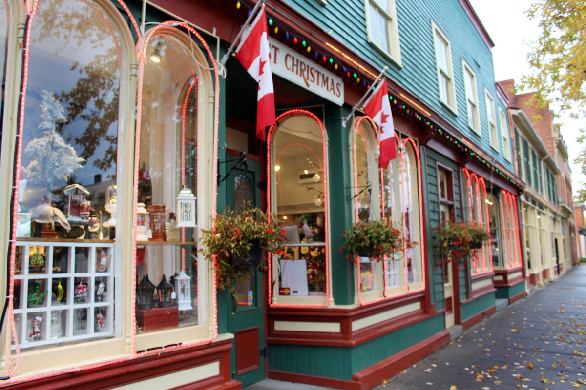  Just Christmas, Niagara-on-the-Lake, Canada: Thị trấn xinh đẹp Niagara-on-the-Lake có vị trí ven sông thơ mộng, nổi tiếng với nhiều nhà máy rượu và cũng là nơi có "cửa hàng Giáng sinh quanh năm lâu đời nhất" ở Canada. Mặt tiền màu xanh lá cây và đỏ tươi của cửa hàng thu hút du khách vào bất kể mùa nào. Bên trong nơi này có khoảng 5.000 món quà Giáng sinh, đồ trang trí.