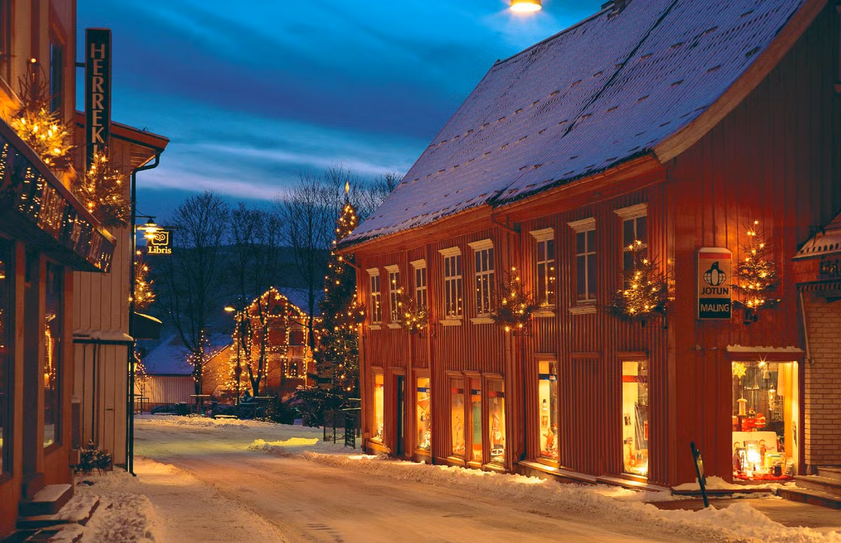  Drobak, Na Uy: Không khí Giáng sinh luôn có ở Drobak, thị trấn tự xưng là "quê hương thực sự của ông già Noel". Đường phố ở đây có các biển báo hài hước rằng ông già Noel đang đi ngang qua, tạo sự thích thú cho du khách. Đặc biệt, cửa hàng Tregaarden's Julehuset ở ngay trung tâm thị trấn là "viên ngọc quý" của Drobak. Ngôi nhà chật kín đồ trang trí theo mùa, từ đèn lồng Giáng sinh, tượng ông già Noel đến những tấm bưu thiếp xinh xắn với cảnh lễ hội. Du khách cũng sẽ tìm thấy bưu điện của ông già Noel (Julenissen's Post Office). Nơi này nhận hàng nghìn bức thư gửi đến ông già Noel mỗi năm và có tem bưu điện Giáng sinh chính thức riêng.