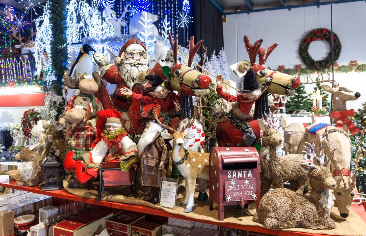  Christmas Elves, Melbourne, Australia: Không khí Giáng sinh quanh năm cũng tồn tại ở Nam bán cầu. Nằm ở Melbourne, Australia, cửa hàng Giáng sinh lâu năm Christmas Elves là nơi yêu thích của các nhà sưu tầm đồ trang trí chủ đề Noel. Khoảng 1.100 m2 được dành riêng cho cửa hàng với đa dạng mặt hàng, từ vòng hoa, đồ trang trí cửa sổ đến cây cối và dây kim tuyến.