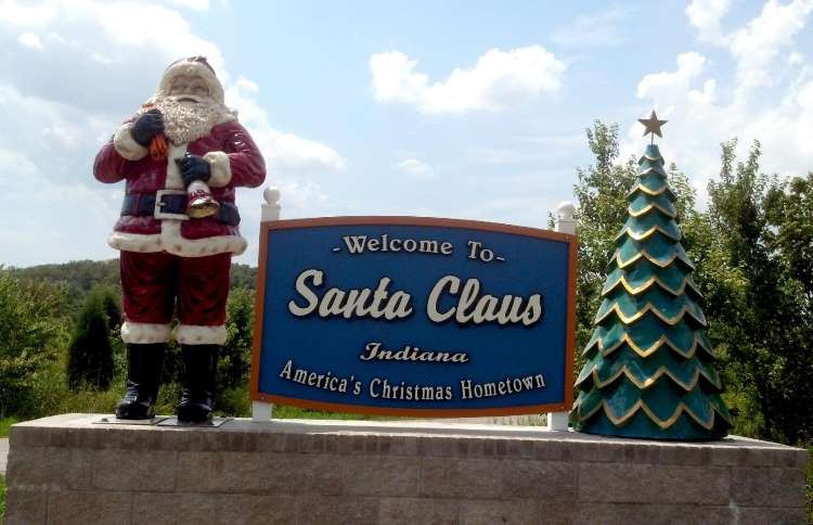  Santa Claus, Indiana, Mỹ: Santa Claus được mệnh danh là "Quê hương Giáng sinh của nước Mỹ". Nơi đây nổi tiếng với những cái tên đường phố đậm chất Giáng sinh như Comet Lane, Carol Drive và các điểm tham quan chủ đề mùa lễ hội quanh năm. Điểm nổi bật bao gồm công viên Holiday World &amp; Splashin 'Safari hay cửa hàng Santa Claus Chrismas quy mô lớn trên quảng trường Kringle.