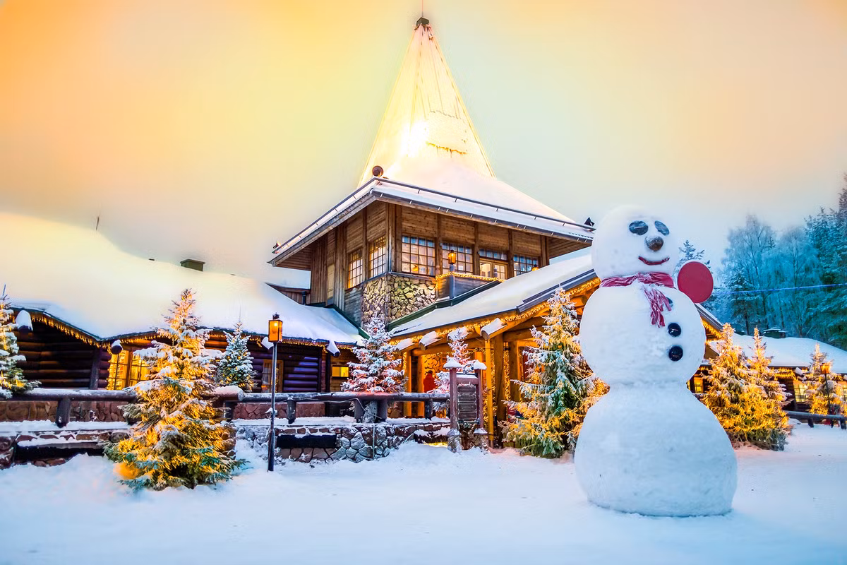  Rovaniemi, Lapland, Phần Lan: Vùng đất được mệnh danh "quê hương chính thức của ông già Noel" Rovaniemi chính là nơi du khách chìm trong không khí Giáng sinh bất kể thời điểm nào ghé thăm. Ngôi làng nằm ngay trên Vòng Bắc Cực. Khi đến đây, bạn có thể tới thăm ông già Noel tại trụ sở chính thức, trải nghiệm cưỡi xe tuần lộc kéo, ngủ tại khách sạn băng...
