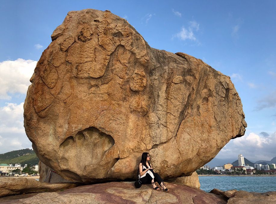 Có một số truyền thuyết với những dị bản khác nhau lý giải nguồn gốc dấu tay khổng lồ ở Hòn Chồng, trong đó có câu chuyện cảm động về một đôi vợ chồng ngư phủ nghèo, thủy chung. Theo tư liệu của Trung tâm Bảo tồn di tích tỉnh Khánh Hòa, truyền thuyết này kể rằng một hôm sóng to gió lớn, thuyền vỡ tan tành, người vợ bị cuốn ra xa, người chồng lao theo cố cứu vợ, một tay bám vào vách đá, để lại vết hằn sâu.