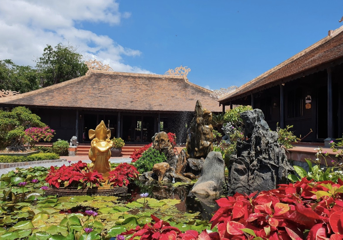 Khu vực Hòn Chồng có Hội quán Vịnh Nha Trang. Một trong những nét đặc biệt ở đây là kiến trúc nhà rường Huế theo lối dân gian truyền thống.