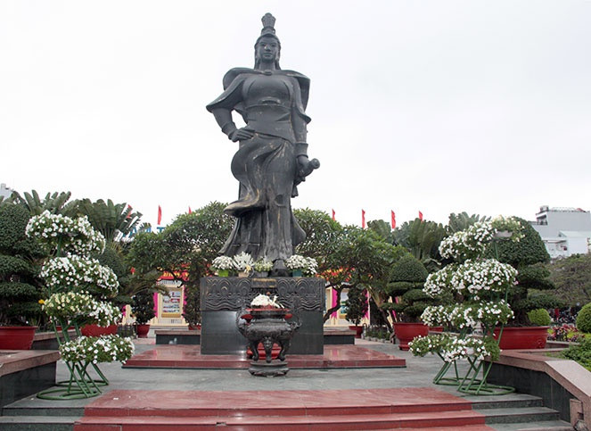 Theo "Địa chí Hải Phòng", cách đây gần 2.000 năm, nữ tướng Lê Chân (20-43) có công khai khẩn đất hoang, lập nên vùng đất Hải Phòng ngày nay. Hiện nay, tại thành phố Hải Phòng, một quận được đặt theo tên bà. Đó là quận Lê Chân.