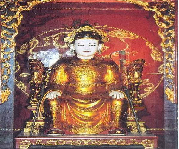 Theo sách "Đại Việt sử ký toàn thư", năm 43, Mã Viện đưa quân sang đàn áp. Khi cuộc khởi nghĩa thất bại, Hai Bà Trưng tử trận, Lê Chân đem quân về lập căn cứ địa ở Lạt Sơn (Hà Nam ngày nay), tìm cơ hội khôi phục cơ đồ. Cuối cùng, kế hoạch của bà không thành công. Mã Viện đem quân tấn công, nghĩa quân của bà dù chống trả quyết liệt, không bảo toàn được lực lượng. Nữ tướng Lê Chân đã trầm mình xuống sông tự tử để bảo toàn danh tiết.