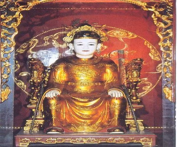 Theo sách "Đại Việt sử ký toàn thư", năm 43, Mã Viện đưa quân sang đàn áp. Khi cuộc khởi nghĩa thất bại, Hai Bà Trưng tử trận, Lê Chân đem quân về lập căn cứ địa ở Lạt Sơn (Hà Nam ngày nay), tìm cơ hội khôi phục cơ đồ. Cuối cùng, kế hoạch của bà không thành công. Mã Viện đem quân tấn công, nghĩa quân của bà dù chống trả quyết liệt, không bảo toàn được lực lượng. Nữ tướng Lê Chân đã trầm mình xuống sông tự tử để bảo toàn danh tiết.