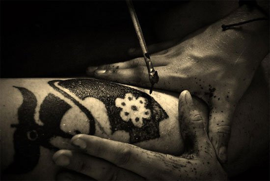  Theo từ điển Lễ tục Việt Nam, người Việt cổ từ 2.000-3.000 năm trước có tục xăm hình thủy quái (rồng, rắn) lên bụng, ngực, lưng, chân, tay.