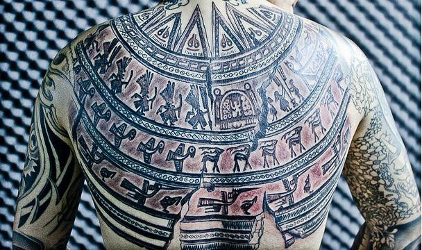 Theo một số tài liệu xưa ghi lại, người Việt cổ xăm mình nhằm mục đích chống thủy quái. 