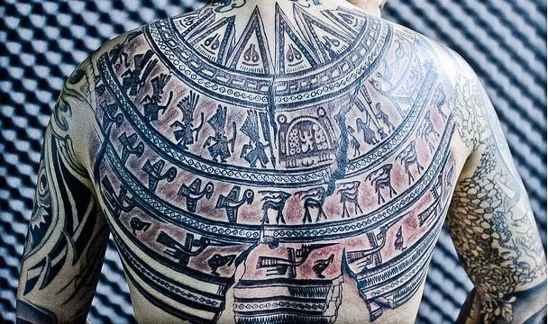 Theo một số tài liệu xưa ghi lại, người Việt cổ xăm mình nhằm mục đích chống thủy quái. 