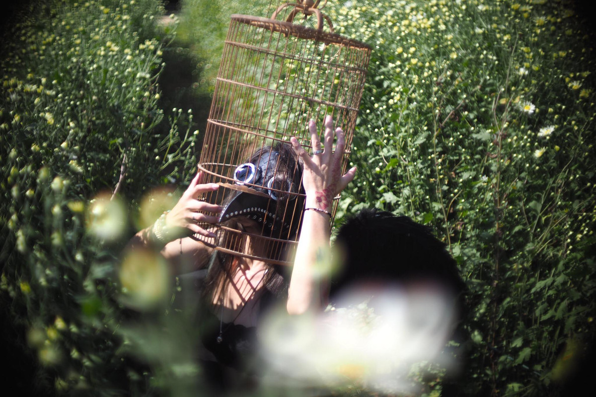 Cuoi ngat bo anh chang trai mac vay tao dang ben cuc hoa mi-Hinh-6