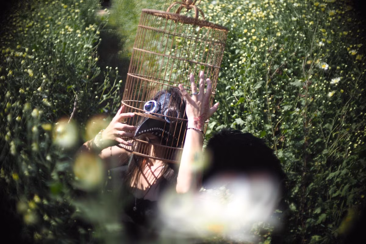 Cuoi ngat bo anh chang trai mac vay tao dang ben cuc hoa mi-Hinh-6