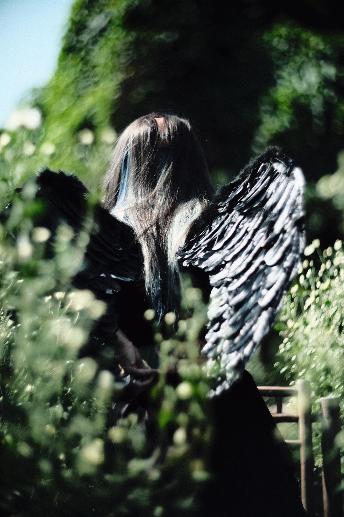 Cuoi ngat bo anh chang trai mac vay tao dang ben cuc hoa mi-Hinh-7