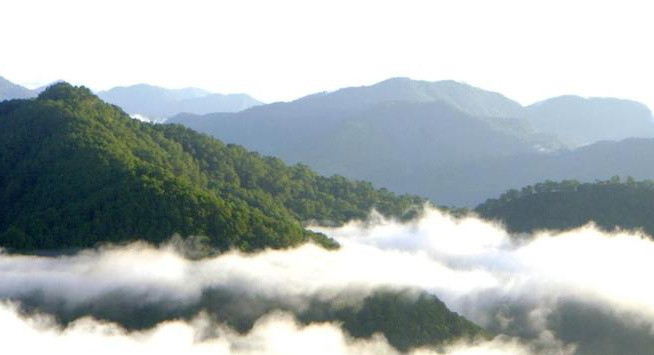 Đảo Luzon của Philippines có phong tục an táng người chết bằng cách đặt thi thể trong quan tài gỗ rồi treo giữa lưng chừng vách núi. Đây là phong tục có từ hàng nghìn năm trước. Theo quan niệm, cách này giúp người chết về gần với linh hồn tổ tiên của họ.