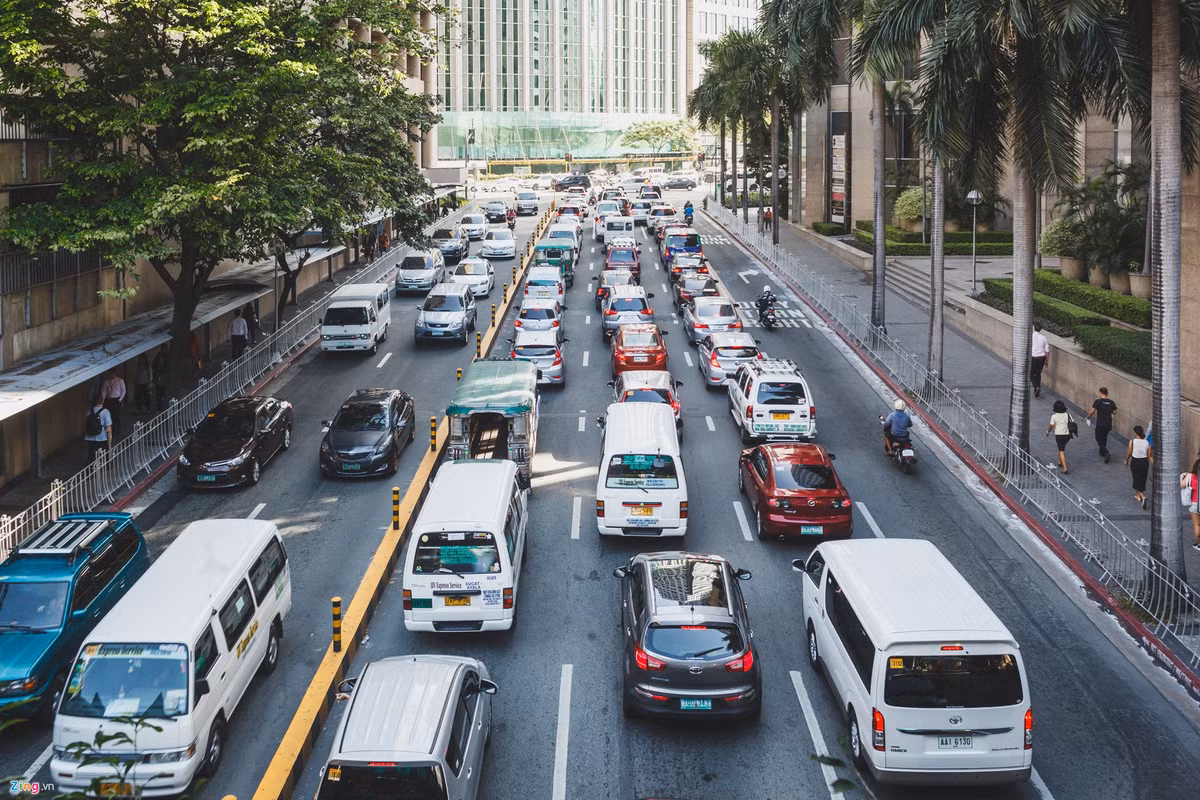 Philippines có tên chính thức là Cộng hòa Philippines. Quốc gia này được đặt theo tên của vị vua Tây Ban Nha ở thế kỷ 16. Thông qua các chuyến thám hiểm năm 1542, nhà thám hiểm người Tây Ban Nha Ruy López de Villalobos đã đặt cho hai hòn đảo Leyte và Sarmar cái tên Filipinas, nhằm tôn vinh hoàng tử Don Felipe của Tây Ban Nha, người sau này trở thành vua Felipe II. Vì bảng chữ cái của Philippines không có chữ F nên tên của quốc gia này được viết thành Philippines như ngày nay.