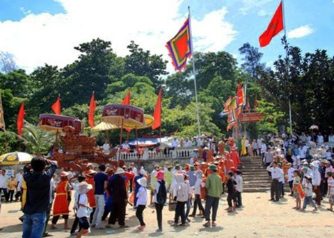 Sau khi qua đời, Lê Khôi được nhân dân nhiều nơi lập đền thờ, phong làm thành hoàng. Trong đó, tỉnh Hà Tĩnh có nhiều địa phương ở Kỳ Anh, Thạch Hà, Lộc Hà có đền thờ Lê Khôi. Đền thờ và lăng mộ ông có tên là Đền Chiêu Trưng Đại Vương nằm trên ngọn núi Long Ngâm ở huyện Thạch Hà và Can Lộc, đã xếp hạng di tích lịch sử cấp quốc gia năm 1990. Lễ hội đền Lê Khôi được tổ chức từ ngày mùng 1 đến mùng 3 tháng 5 Âm lịch hàng năm.