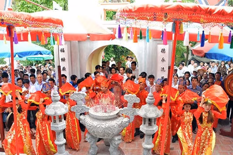 Sau trận đánh Chiêm Thành, ông trở về, dọc đường lâm bệnh nặng mất tại khu vực núi Nam Giới (gần cửa Sót ở xã Mai Phụ, Lộc Hà, Hà Tĩnh) năm 1446. Triều đình truy tặng ông là Nhập nội Đại Hành khiển, sai quan vào tận nơi ông mất để làm lễ an táng và cúng tế. Năm 1487, ông được vua Lê phong “Chiêu Trưng Đại vương”.