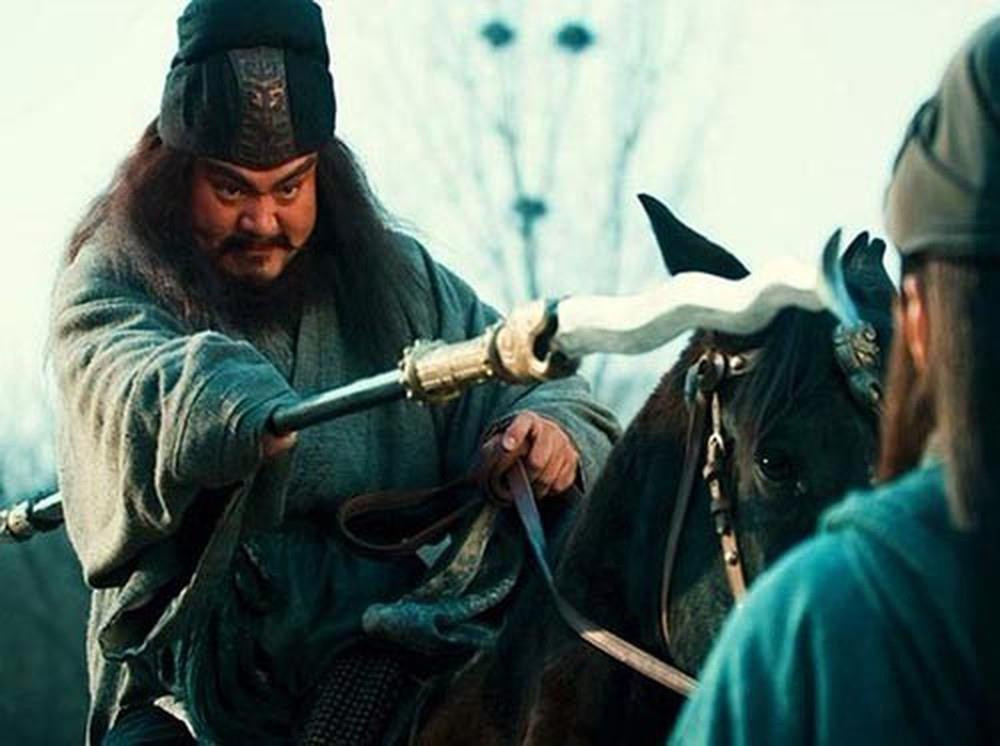 Khác với "Tam Quốc Diễn Nghĩa", theo "Tam Quốc Chí", Trương Phi không phải là người hữu dũng vô mưu. Ông không chỉ có võ công cao cường, còn giỏi mưu kế, từng dùng cây buộc vào đuôi ngựa cho phóng nước đại, bụi bay mù mịt để đánh lừa quân Tào, hay dùng kế thu phục lão tướng Nghiêm Nhan về cho nhà Thục. Hành động thu phục Nghiêm Nhan chứng tỏ Trương Phi là tướng giỏi cả võ nghệ, mưu kế, biết lợi dụng lòng người.