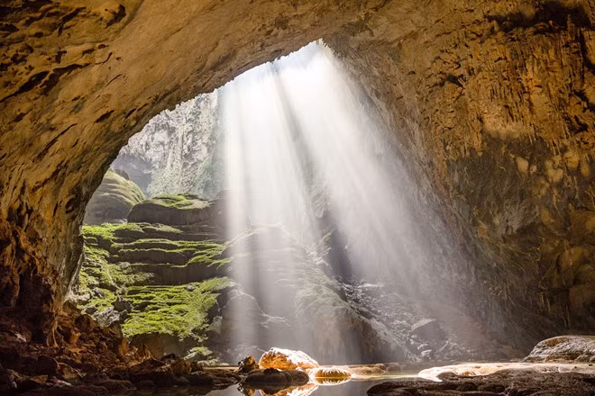 Với chiều rộng 150 m, cao hơn 200 m dài gần 9 km, ước tính dung tích là 38,5 triệu m3, hang Sơn Đoòng đã vượt qua hang Deer ở Malaysia để chiếm vị trí hang động tự nhiên lớn nhất thế giới.