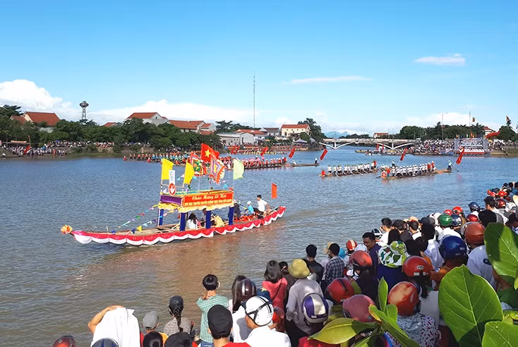 Dòng Kiến Giang nổi tiếng chảy qua huyện Lệ Thủy, tỉnh Quảng Bình, quê hương của đại tướng Võ Nguyên Giáp. Đây là con sông đã chứng kiến sự ra đời của rất nhiều nhân tài đất Việt.
