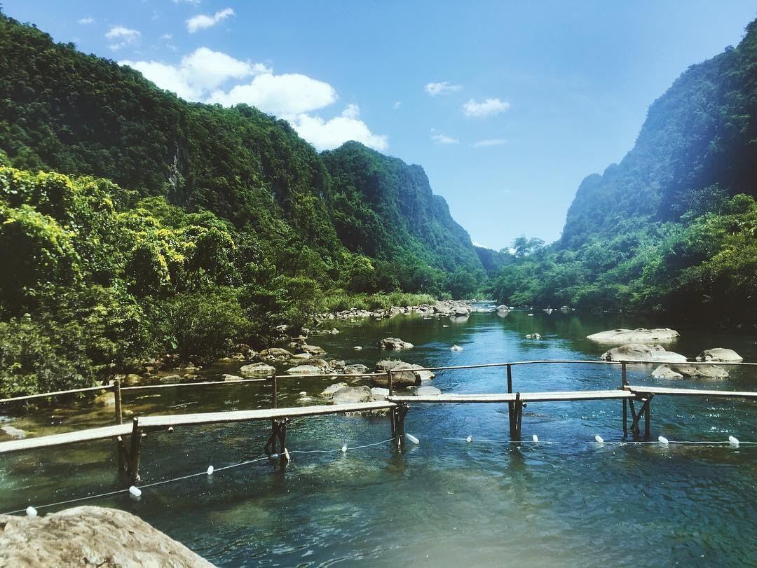 Đường Hồ Chí Minh đi qua nhiều khu vực bao gồm cả Lào, Việt Nam và Campuchia. Nếu chỉ tính trong địa phận Việt Nam, tổng chiều dài cả nhánh Đông và Tây của tuyến đường khi đi qua tỉnh Quảng Bình là 320 km, dài nhất trong số các địa phương.