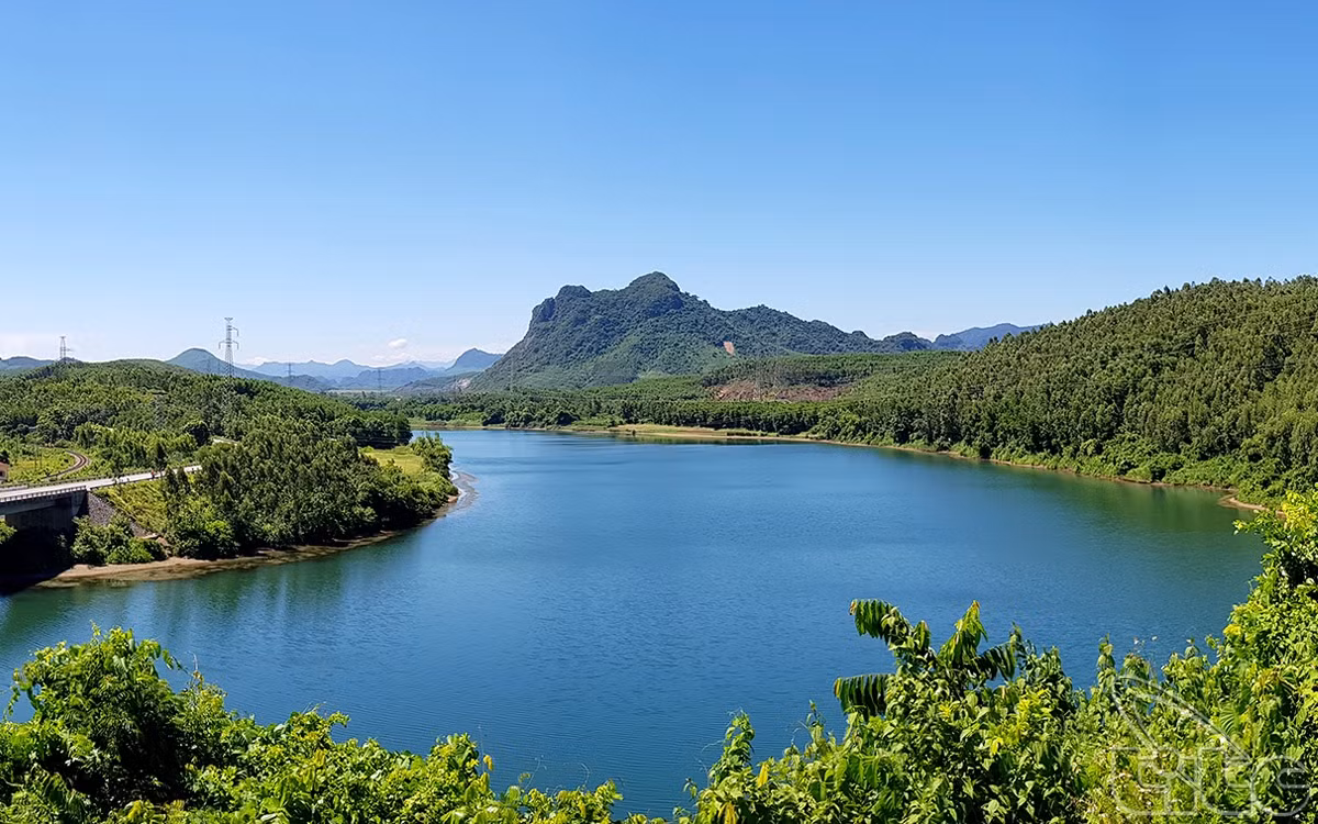 Theo Atlas Địa lý Việt Nam, Quảng Bình có chiều ngang hẹp nhất ở Việt Nam (nơi hẹp nhất chỉ 40,3 km). Diện tích của tỉnh Quảng Bình hiện nay hơn 8.000 km2.