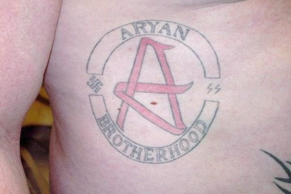 Aryan Brotherhood là tổ chức lớn nhất trong và ngoài các nhà tù ở Mỹ với khoảng 20.000 thành viên. Chúng reo rắc ám ảnh ở khu vực tây nam nước Mỹ. Các thành viên của Aryan Brotherhood chiến 18% tổng số phạm nhân phạm tội giết người trong các nhà tù liên bang. Chúng buôn lậu, phân phối ma túy và các chất gây nghiện.