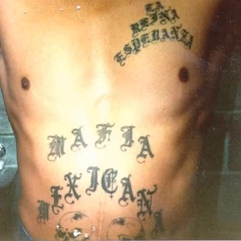 La Eme là tổ chức tội phạm trong tù với khoảng 400 thành viên và trên 1.000 đối tác. Chúng được thành lập trong các nhà tù ở California vào những năm 1950. Nguồn thu nhập chính của chúng là kiểm soát các sòng bài, kinh doanh mại dâm trong các nhà giam và phân đối ma túy trên đường phố.